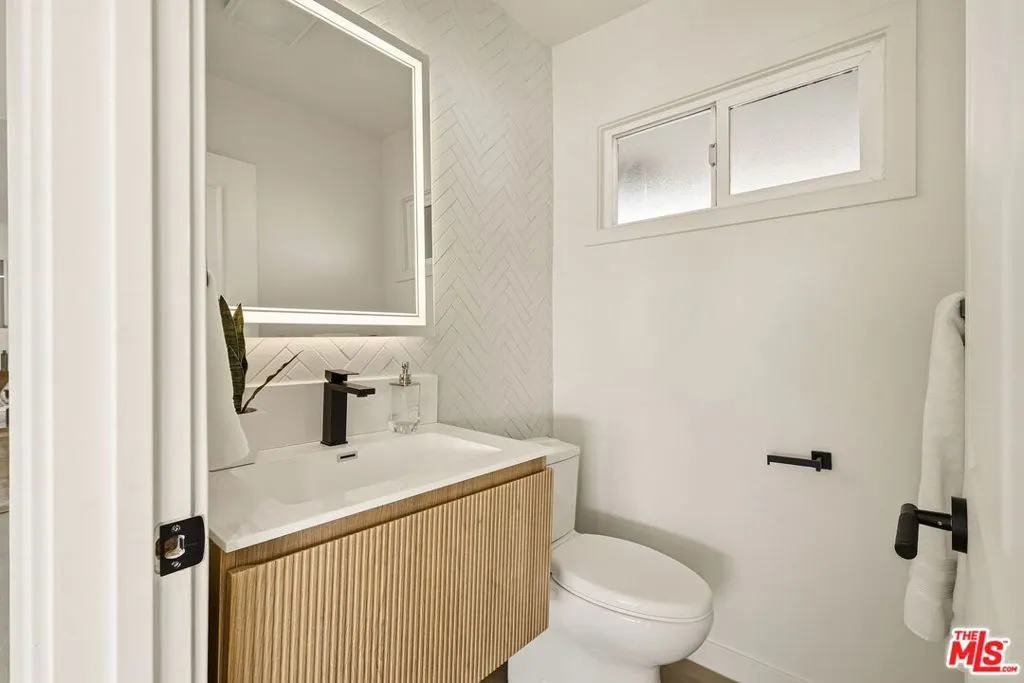 10521 Cedros Avenue, San Fernando, California 91345 home-pic-9